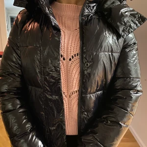 Calvin Klein jacka  - Säljer min fina Calvin Klein vinter jacka! Köpt förra vintern och bara använd ett fåtal gånger och är därför som ny 💞den är i storlek xs men skulle säga att den passar både xs och s 💞