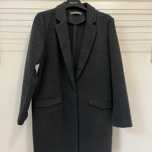 Gina Tricot  - Snygg grå kappa i oversize. Den är från Gina Tricot 