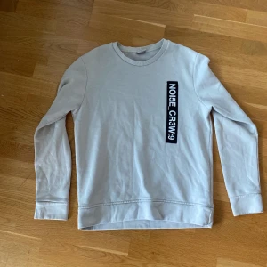 Jack & Jones  - Jack&Jones crewneck Vit  Storlek M sitter som S/M  Pris 99kr  Modellen är 179cm och väger 84kg, har vanligtvis på sig M i tröjor och 33 i byxor
