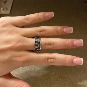 Ring  - Säljer min ring i rostfritt stål i silver färg. För att den aldrig kommer till nån användning.💕