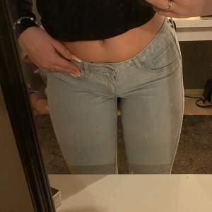 Jag säljer dessa fina jeans som är lågmidjade från hm💓 Nästan oanvända då dom är nån centimeter för korta för mig! De är i storlek 40, men har vanligtvis 36/38 så de är lite små i storleken. Köparen står för frakten!