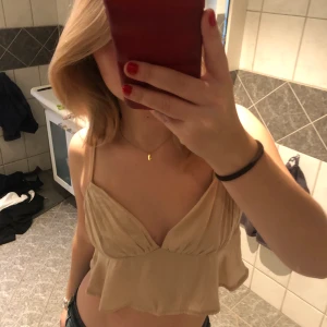 Festtopp - Jättefint linne som jag aldrig använder då jag inte gillar så korta toppar.  Skriv vid frågor!