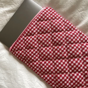 Quiltat datorfodral - Sjukt snyggt datafodral quiltat med ett 3 cm tjock mellanlägg -> skyddar bra och ger en ”puffig känska” passar en 13” dator eller surfplatta. Dragkedja på kortsidan! Använd gärna köp nu knappen🔥