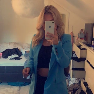 Blazer - Säljer denna skitsnygga blåa blazer, kan fraktas men köparen står för frakten! 