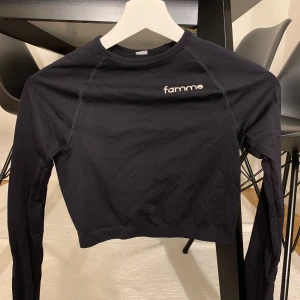 Famme gym croptop - Snygg croppad gymtröja från Famme, jättefin passform och bekväm, passar även S. 🖤