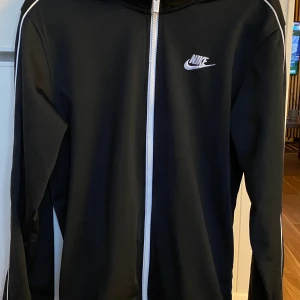 Adidas Dress - Adidas  Hel dress  Dress som hänger ihop  Svart  Storlek XS (lite större i storlek)  Hel svart  Vita märken och ränder  Knappt använd  Billigare vid snabb affär 