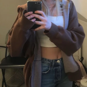 Zip hoodie - Säljer min fina bruna zip tröja från brandy Melville ❤️ sparsamt använd! Säljer för 200+ frakt (49) buda privat 💓