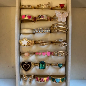 Ringar - 43 stycken guld ringar, alla är i olika storlek och från olika märken så svårt att svara på vart alla är ifrån. Säljer alla 43 ringar tillsammans för 200kr❤️