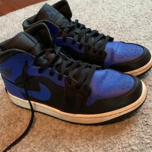 Jorden 1 mid Hyper Royale storlek: 44 - Bra skick använda under en sommar och nu är dom för små 