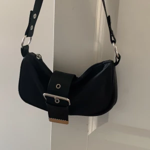 Baguettebag - Snygg baguetteväska i nylon från weekday❤️‍🔥