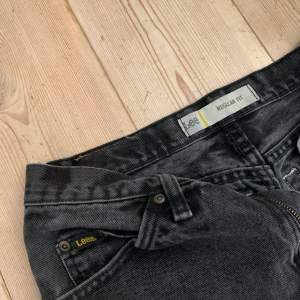 Svarta LEE jeans. regular fit, 30 waist, 32 längd. Säljer pga. för stora. Köpta för 399. 🖤💕🫶🏼