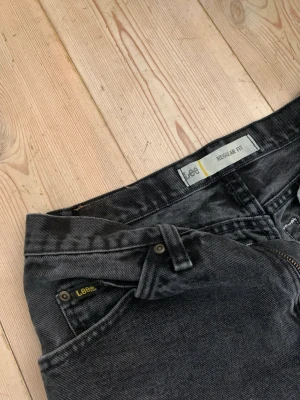 LEE jeans - Svarta LEE jeans. regular fit, 30 waist, 32 längd. Säljer pga. för stora. Köpta för 399. 🖤💕🫶🏼