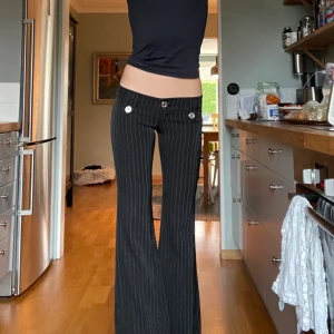 lågmidjade kostymbyxor - sjukt coola lågmidjade kostymbyxor från in-stylefashion som ger 2000-tals vibe. ingen storlek står men den passar mig som har xs/s i byxor och är 1,68 lång, den formar sig efter kroppen eftersom stretchigt material :) 