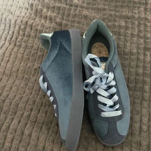 Skor  - Jag säljer dessa fina skor för 250kr. Jag köpte dessa skor från Spanien, de är oanvända och har storlek 36. De är sköna att gå i, man kan ha på sig de på en vanlig vardag eller i en festlig klubb. Mer frågor ställs i dm.