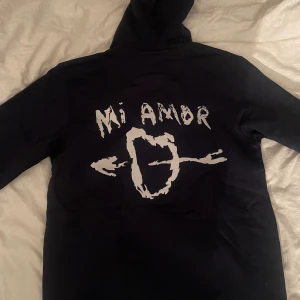 Mira paris - Mi amor hoodie - Säljer denna fina hoodie då den tyvär är för stor för mig. Det är stl M och den är helt i nyskick, har inte ens testat den. Hoodien är mörkblå och texten på baksidan är broderad. Jag kan betala frakt