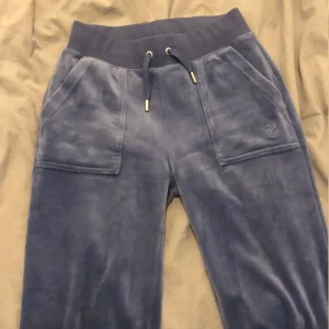 Juciy byxor - Säljer dessa blåa juciy byxor. Storlek är runt xxs/xs. Skriv priv om du är intresserad. Tar bara emot Swish och köparen swishar mig först och postar det dagen efter. ⚡️☺️