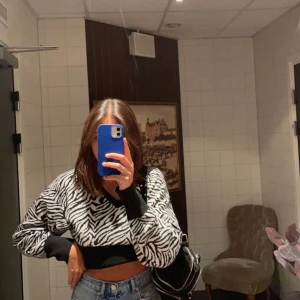 stickad tröja  - stickad tröja från chiquelle i zebra mönster❤️Skön och mysig tröja