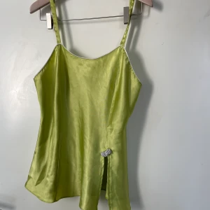 Grönt nattlinne  - Grönt nattlinne men funkar också bra som en fin topp  i storlek M