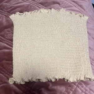 Beige Topp - Säljer min Beige topp, kom inte riktig till användning. Den är hur hur gullig och fin som helst, bra skick o köptes för mindre än 2 månader sen