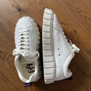 Eytys odessa vita - Eytys vita odessa i läder. Stl 41 men passar även 40. Använda 1 gång, box+dustbag kommer med 