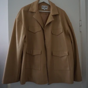 Skinnjacka - Skit fräsch pch snygg skinnjacka i beige. Använd fåtal gånger så tvärbra skick. Allt jag säljer vill jag bli av med innan den 20/11 då jag flyttar utomlands, pruta på och om ni vill ha fler produkter kan jag lösa paketpris💯