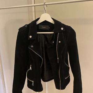 Mockajack Vero moda  - Säljer denna mockajacka från Vero Moda. Använd två gånger. Superfint skick! Stl M men passar mig som är en S. 
