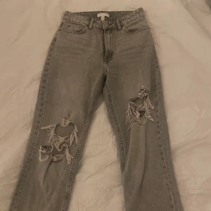 Jeans  - Säljer mina grå jeans från hm i storlek 36 pga att dom blivit för små för mig. Kom privat för mer info💗
