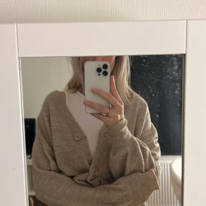 Kofta - Beige kofta från ASOS. Gosig och passar perfekt över ett linne eller när det är lite kyligt på sommaren!