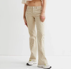 Randig lågmidjade byxor st 36 - Hej, beställde byxan från H&M. Har bara använt två gånger. Helt ny. Ingen skada. Tycker bara att den är lite för tajt för mig. Och är inte min stil. 