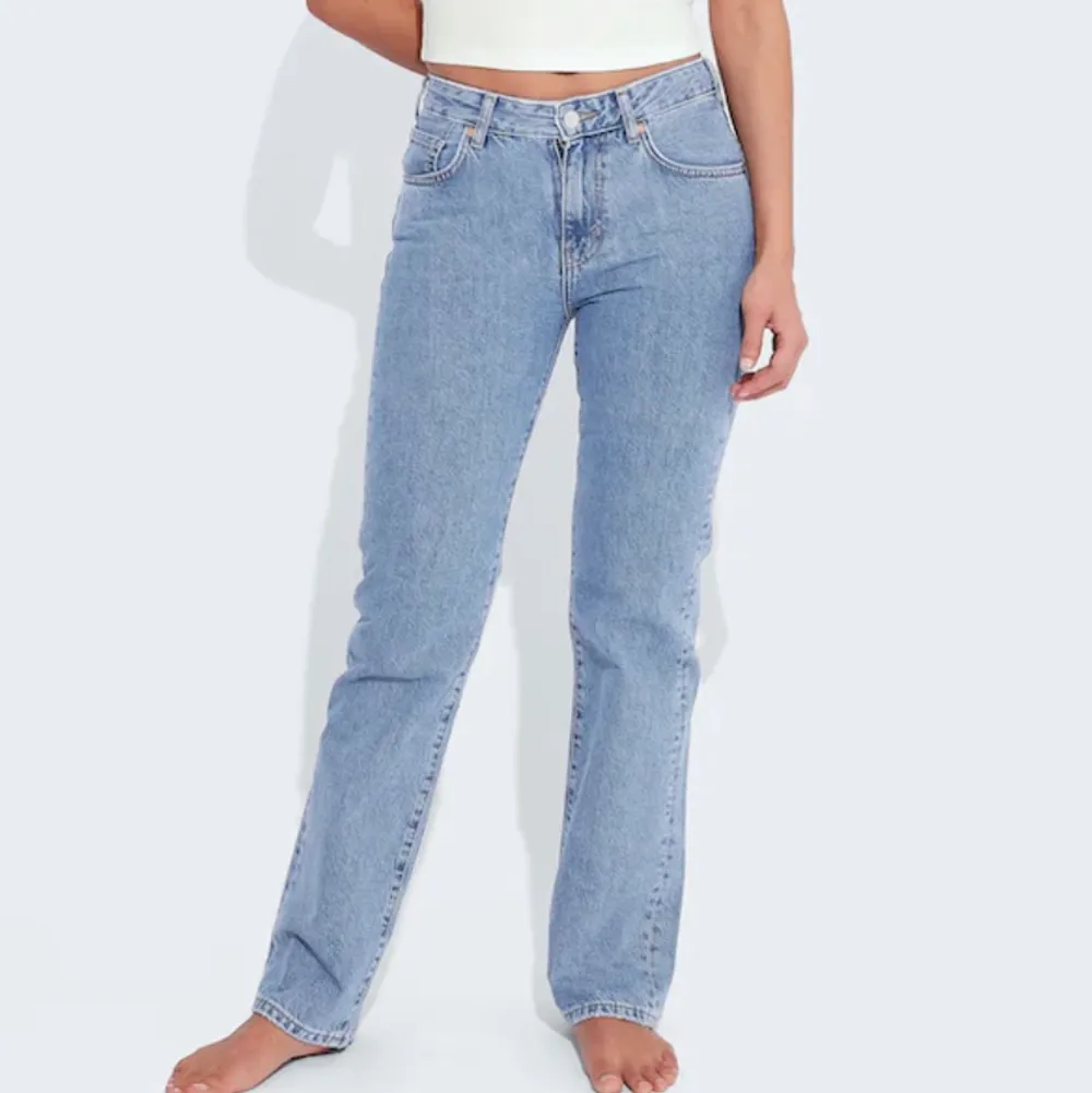 Säljer mina fina jeans från Bikbok då de inte kommer till användning längre. Inte jättemycket använda så inga tecken på slitage!  Medelhöga i midjan och ganska långa👌🏼. Jeans & Byxor.