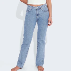 Bikbok jeans - Säljer mina fina jeans från Bikbok då de inte kommer till användning längre. Inte jättemycket använda så inga tecken på slitage!  Medelhöga i midjan och ganska långa👌🏼