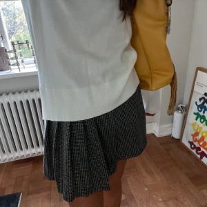 Rutig kjol  - Snygg rutig kjol. Knappt använd❤️  Man kan justera storleken därför står det S-M