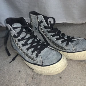 Convers  - Säljer mina grå-blå convers med nitar. Storlek 36,5 men passar 37. Knappt använda 