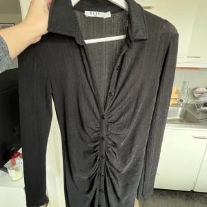 Svart klänning med knappar🖤 - Från Nakd, använd en gång!