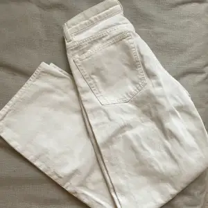 Superfina jeans från Arket, använda 1 gång så de är som nya. Storlek 29. Nypris 790.