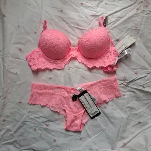 Rosa Lingerie Set, aldrig använt med prislappar kvar. Trosorna är i storlek S och BH:n i 75B.