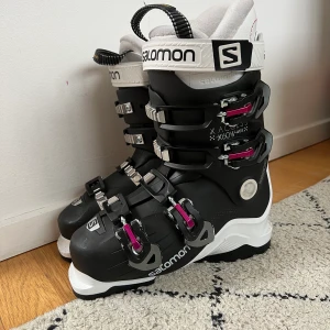 Salomon pjäxor storlek 36 (22.0) - Pjäxor från Salomon i storlek 22.0, motsvarar storlek 36. Modellen heter W access 60 Wide och är nivån lätt/medel. Endast använda ett fåtal gånger och är i mycket fint skick! Möts upp i Göteborg, annars står köparen för frakten på 116kr,REK spårbart!