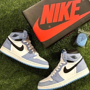 Nike Jordan 1 University Blue - Säljer min Jordan 1 University blue och använt skick. 