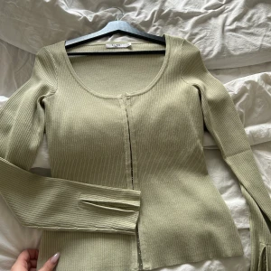 Tröja Ida Carlsson X NAKD - superfin tröja från Ida Carlssons kollektion med NA-KD. Stek M och är aldrig använd.  