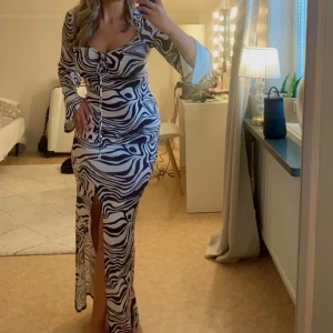 Långklänning  - En långklänning från nakd säljes, endast använd en gång!