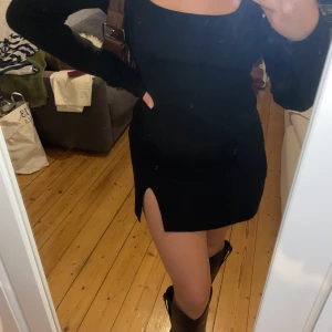 Stickad Svart klänning - Säljer min sköna och snygga stickade klänning från NAKD, pga. För liten!!🖤🖤 Sjukt snygg och håller en varm eftersom den är ganska tjock och stickad! ☁️ Endast använd 1 gång! 