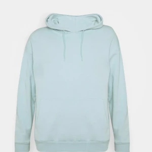 Babyblå hoodie från Pier One - Snygg hoodie från Pier One, använd fåtal gånger.  (några små fettfläckar vid ena ärmen som visas på bild, dock inget man lägger märke till)  Bild från hemsida för att rättfärdiga färgen på den;)  Låga priset pga de små fläckarna!  Köparen står för frakt:)