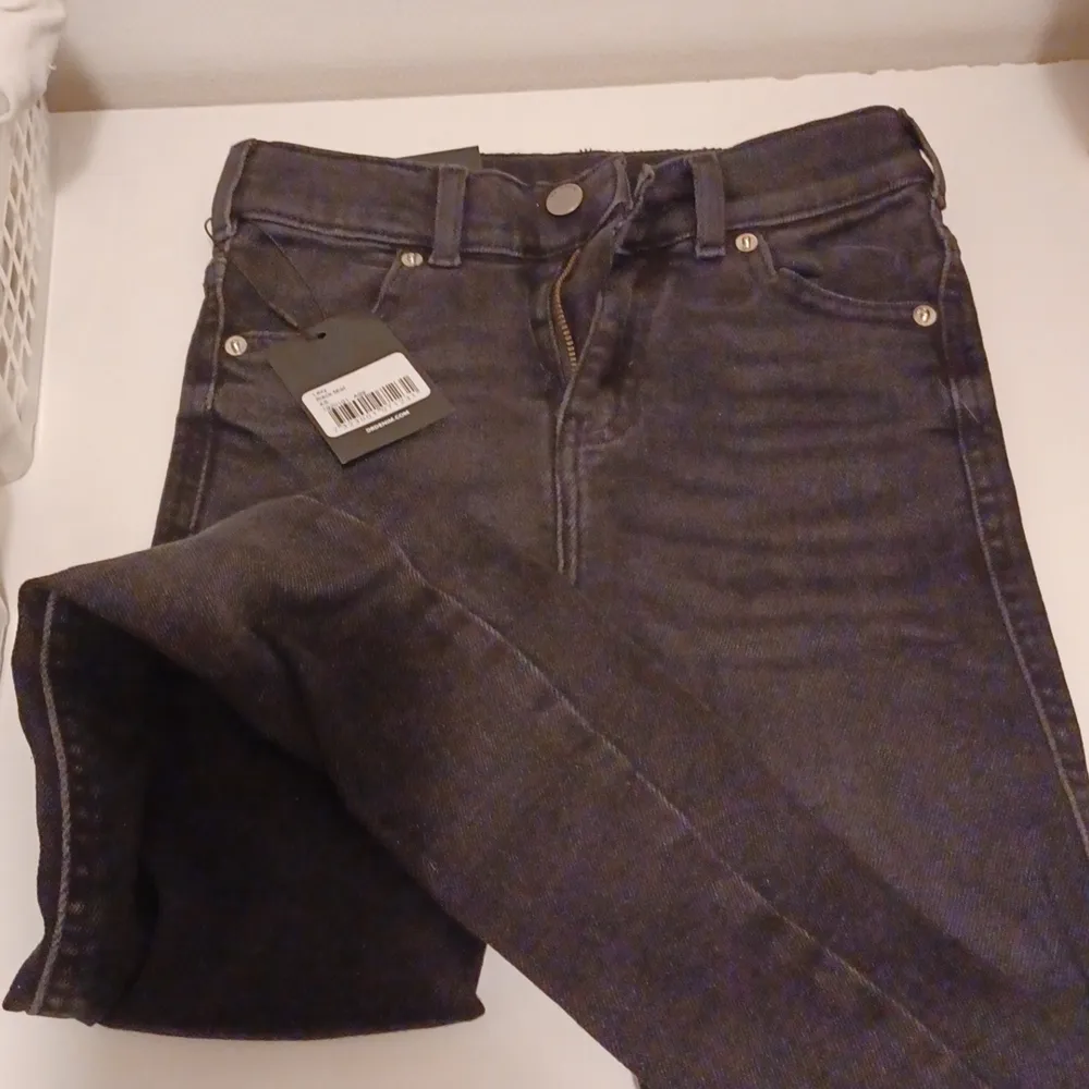 Svarta jeans i tight, streachig modell. Normal midja. Helt nya med lapparna kvar.. Jeans & Byxor.
