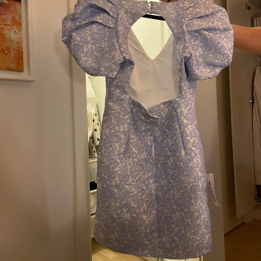 Jättefin blå/vit klänning i storlek 36 från bardot. Aldrig använd med lappen kvar,  köpt för 1300 kr. Klänningar.