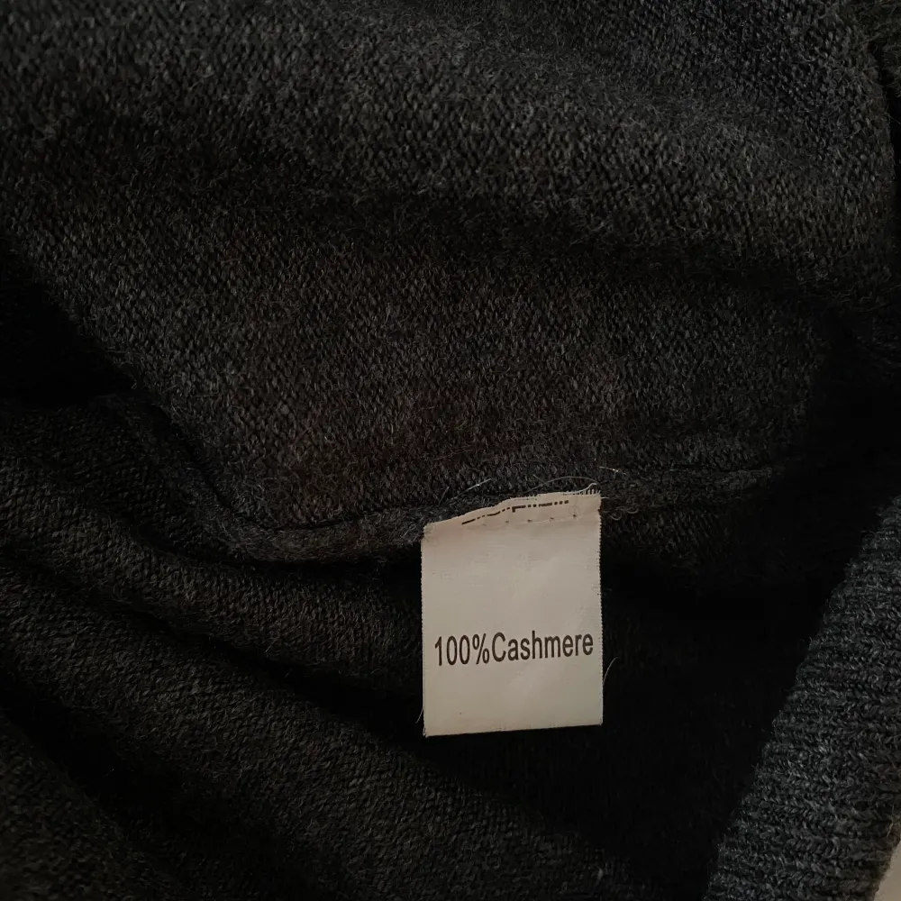 Stickad snygg mörkgrå tröja från Ralph Lauren!! Sparsamt använd. Skulle säga att den sitter som S. Frakt ingår i priset! Kan mötas upp i centrala Stockholm.. Tröjor & Koftor.