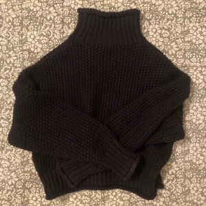 Stickad tröja  - Tjock stickad tröja från H&M. Mycket använd 