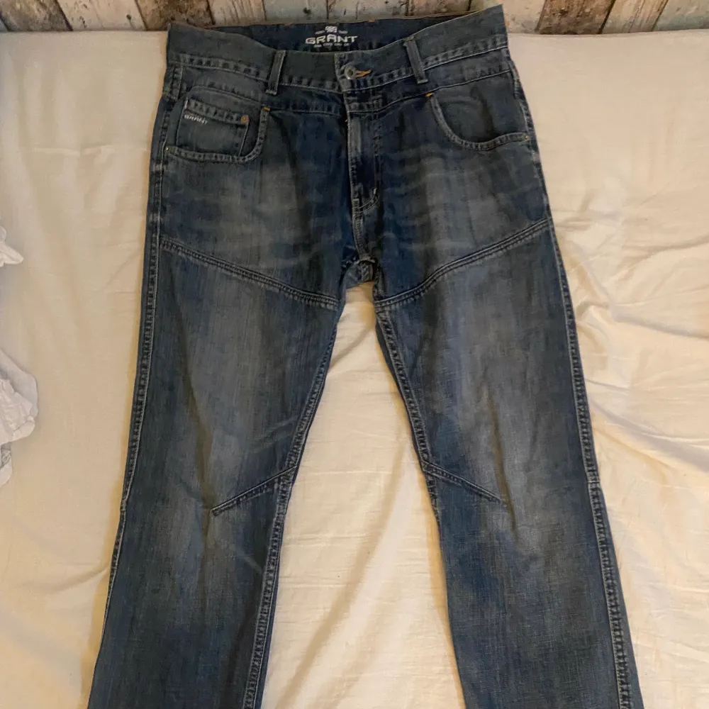 Raka Grant jeans storlek W:34 L:32. Fööör långa på mig som är 165😊. Jeans & Byxor.