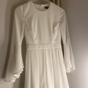 Studentklänning  - Endast använd en gång!  Är shorts under till men syns knappt! Storlek xs/s Pris: 300 + frakt