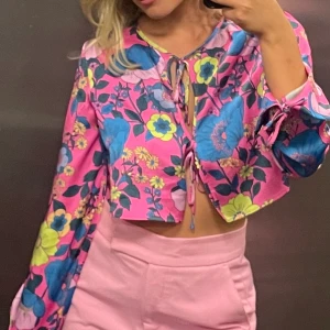 Sexig/söt färgglad topp💞💅🏻 - Topp använd 2 gånger, iprincip i nyskick💞 
