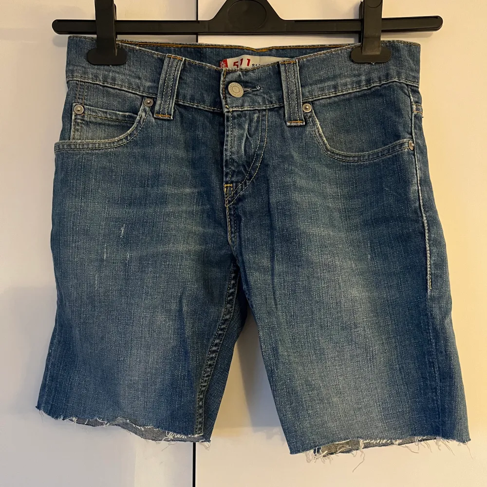 Alklippta Levis Jeans, går att få snygga om man lägger lite tid på dom, använda fåtal gånger Frakt tillkommer . Shorts.